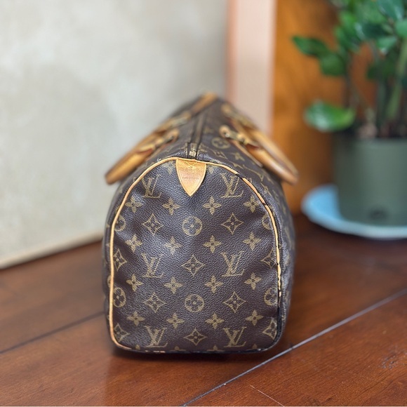 AUTHENTIC Louis Vuitton Speedy 30 bag/purse. Monogram canvas. - Picture 10 of 16